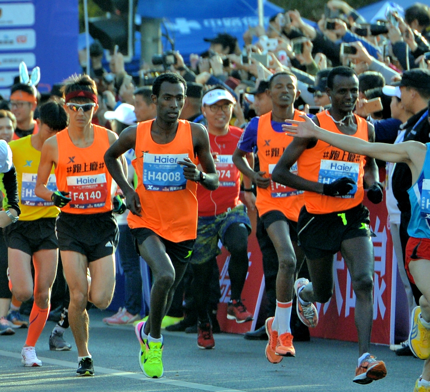 海尔•2017青岛马拉松吸引了来自20多个国家和地区的近两万名选手参加。周光辉