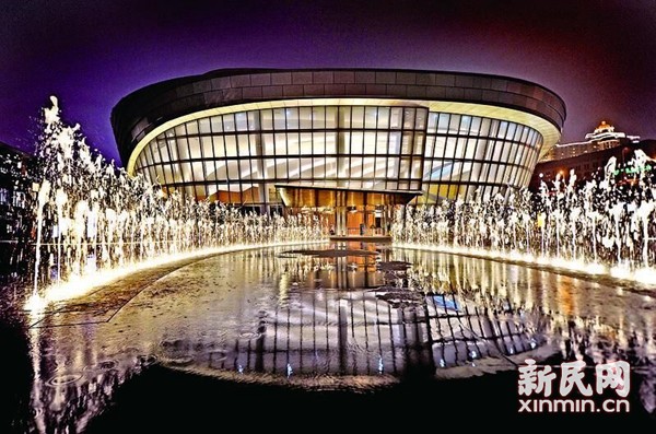 图说：上海国际舞蹈中心，蓝天下优美的弧线勾勒出彩蝶双翼