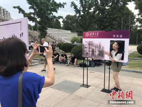 清华大学新生报到当日，家长在为学生拍照。
