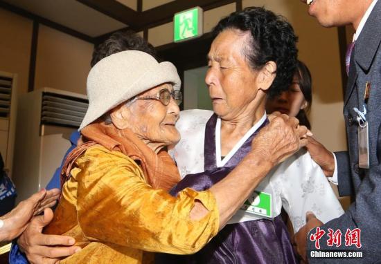 8月24日，韩朝离散家属在朝鲜金刚山参加见面活动。
