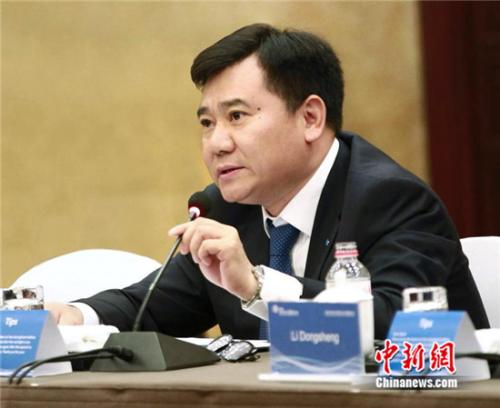 苏宁控股集团董事长张近东受邀在世界500强与中国民营企业500强圆桌会议中发言。