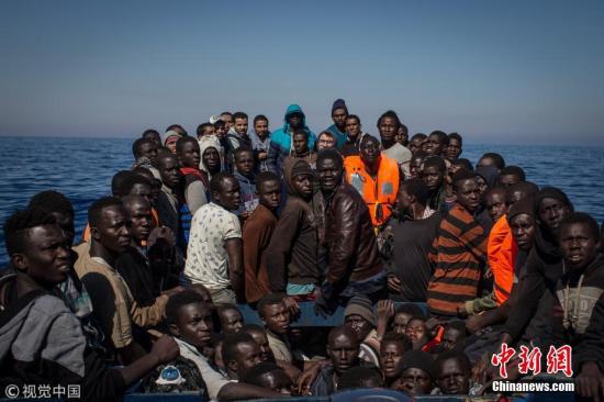 资料图：当地时间2017年5月18日，意大利兰佩杜萨，移民和难民挤在一艘小木船上等待救援。