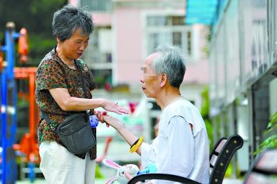 范成芬奶奶和老伴一起玩小游戏长江日报记者肖僖