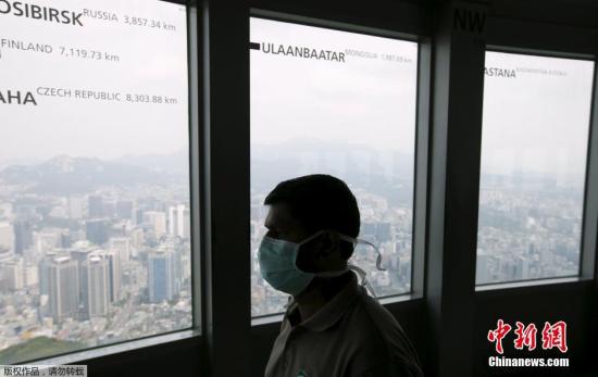 资料图：当地时间2015年6月8日，韩国首尔，游客戴口罩防止感染中东呼吸综合征(MERS)。