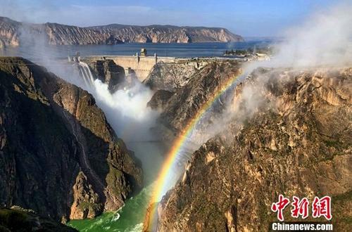 资料图：9月12日，在青海贵德举行的2018中国黄河旅游大会上，“中国黄河50景”揭晓。图为青海龙羊峡。中新社记者