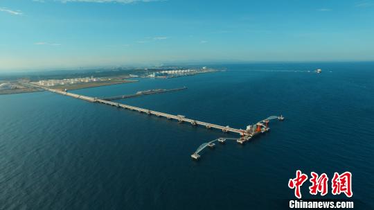 航拍洋浦国投孚宝30万吨级油品码头。洋浦经济开发区供图