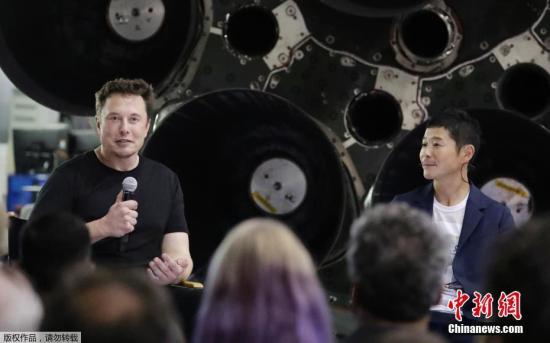 当地时间9月17日，美国太空探索技术公司(SpaceX)创始人兼首席执行官埃隆·马斯克(左)与该公司绕月旅行项目的首位签约乘客、日本富商前泽友作一同亮相。