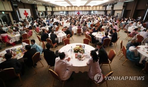 资料图片：8月25日，在朝鲜金刚山离散家属会面所，第21次韩朝离散家属团聚活动举行。（图片来源：韩联社）