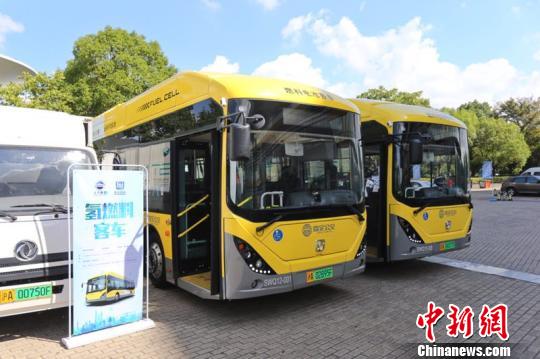 9月27日，上海首条燃料电池公交线路正式上线。　汪伟秋　摄