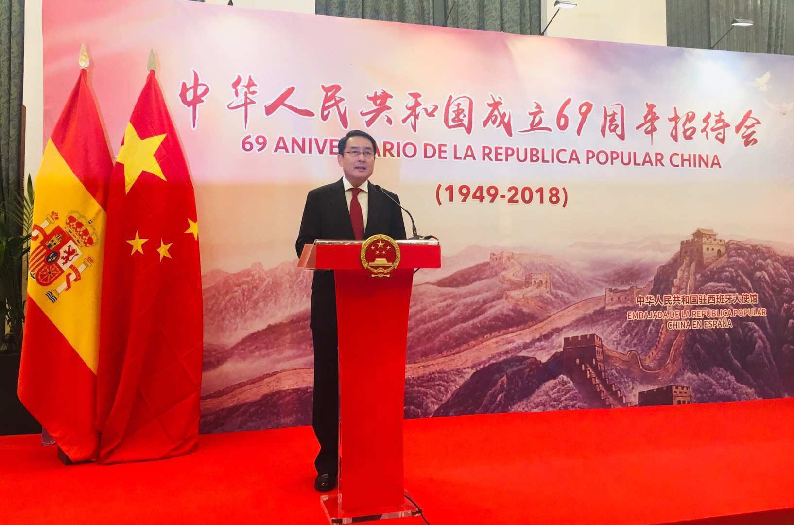 吕凡大使在国庆招待会上致词