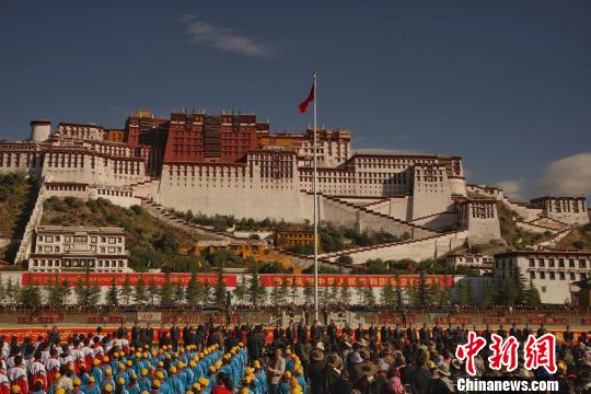 10月1日，西藏3000余名民众在拉萨布达拉宫广场举行升国旗唱国歌仪式。　江飞波　摄