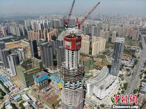 7月16日，中国国家统计局公布中国经济“半年报”，初步核算，上半年国内生产总值418961亿元人民币，按可比价格计算，同比增长6.8%。资料图为成都在建中的468米最高建筑。中新社记者