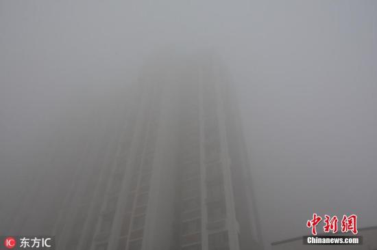 图为11月13日8时20分许，河北邯郸，从高处眺望一览无景，满目皆为白雾。赵晨光