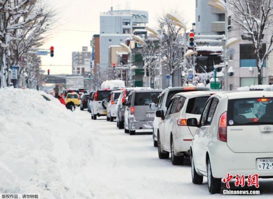 资料图：2014年12月日本北海道地区遭遇强降雪。