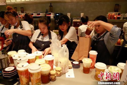 资料图片：杭州网红奶茶店。