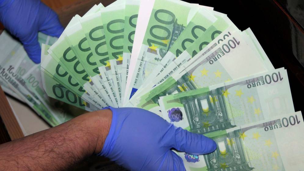 警方收缴了大量面值100欧的假钞
