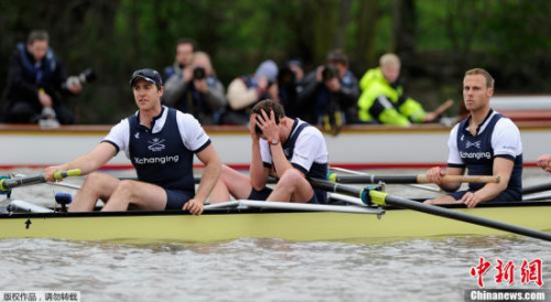 资料图片：牛津大学与剑桥大学一年一度的的赛艇比赛在泰晤士河上举行。