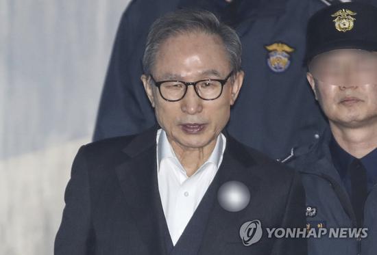 李明博出庭受审（《韩民族日报》）