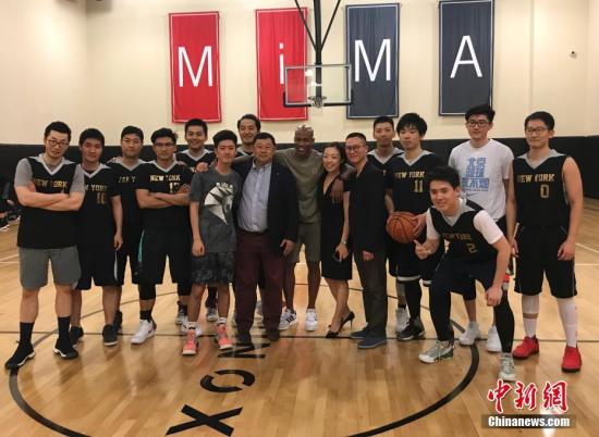 资料图片：美国篮球明星马布里同来自来自NECBL美东杯北美高校全国大赛的中国留学生们进行了一场交流赛。中新社记者