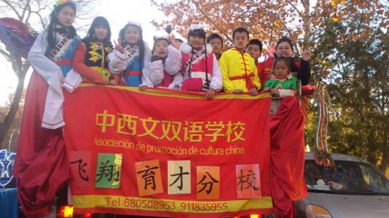 学校师生在花车上合影