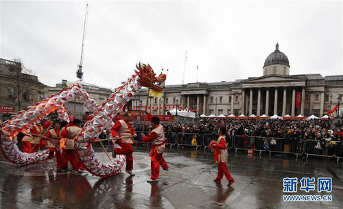 2月10日，在英国伦敦特拉法加广场，人们进行舞龙表演。