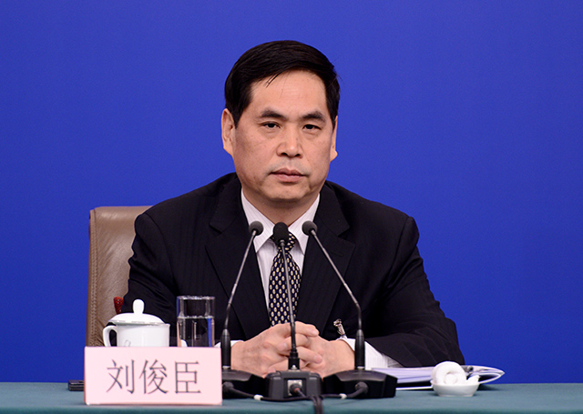 2019年3月9日，中国全国人大常委会法制工作委员会副主任刘俊臣在记者会上回答提问。（来源：人民图片）