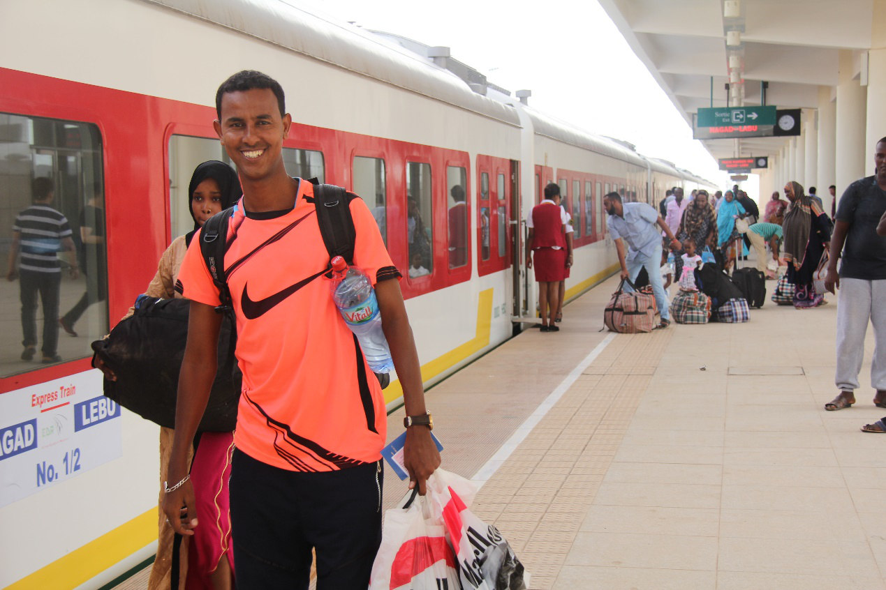 吉布提乘客准备乘坐亚吉铁路列车。亚吉铁路是中国企业在非洲建设的第一条集技术标准、设备、融资、施工、运营和管理于一体的全产业链“中国标准”电气化铁路，成为连接吉布提与埃塞俄比亚的生命线，也是推进“一带一路”建设的一个成功样本。人民日报记者