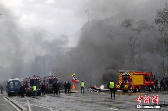 当地时间3月16日，巴黎发生大规模示威。这是巴黎自去年11月以来遭遇的第18轮示威，据法国内政部的统计，有10000人在巴黎参与示威。大批示威者与警方发生冲突。中新社记者