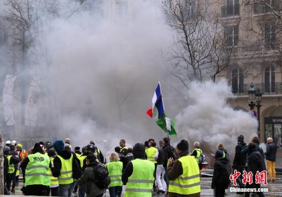 资料图：当地时间3月16日，巴黎发生大规模示威。中新社记者