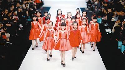 中国国际时装周上的童模盛佳鹏