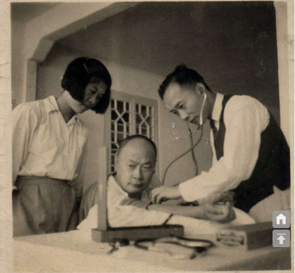 1952年8月，张永信的父亲张家吉（右一）在杭州莫干山疗养院为陈毅同志检查身体