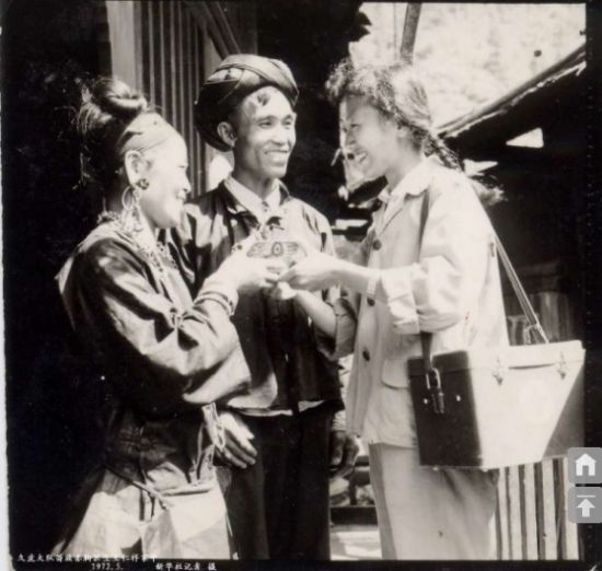 1972年5月，周剑萍（右一）等走访贵州村寨，送医送药，受到当地百姓欢迎