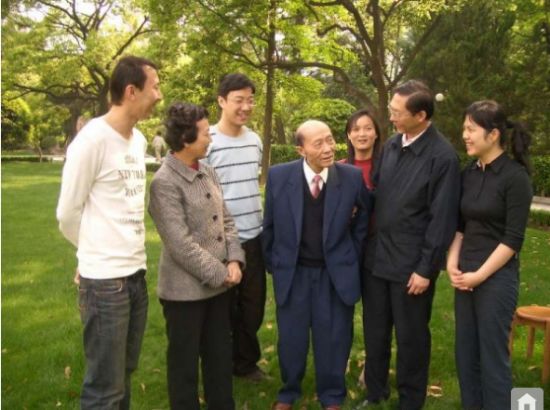 2007年，张永信（右二）一家7位上医人聚集在华山花园参加百年院庆