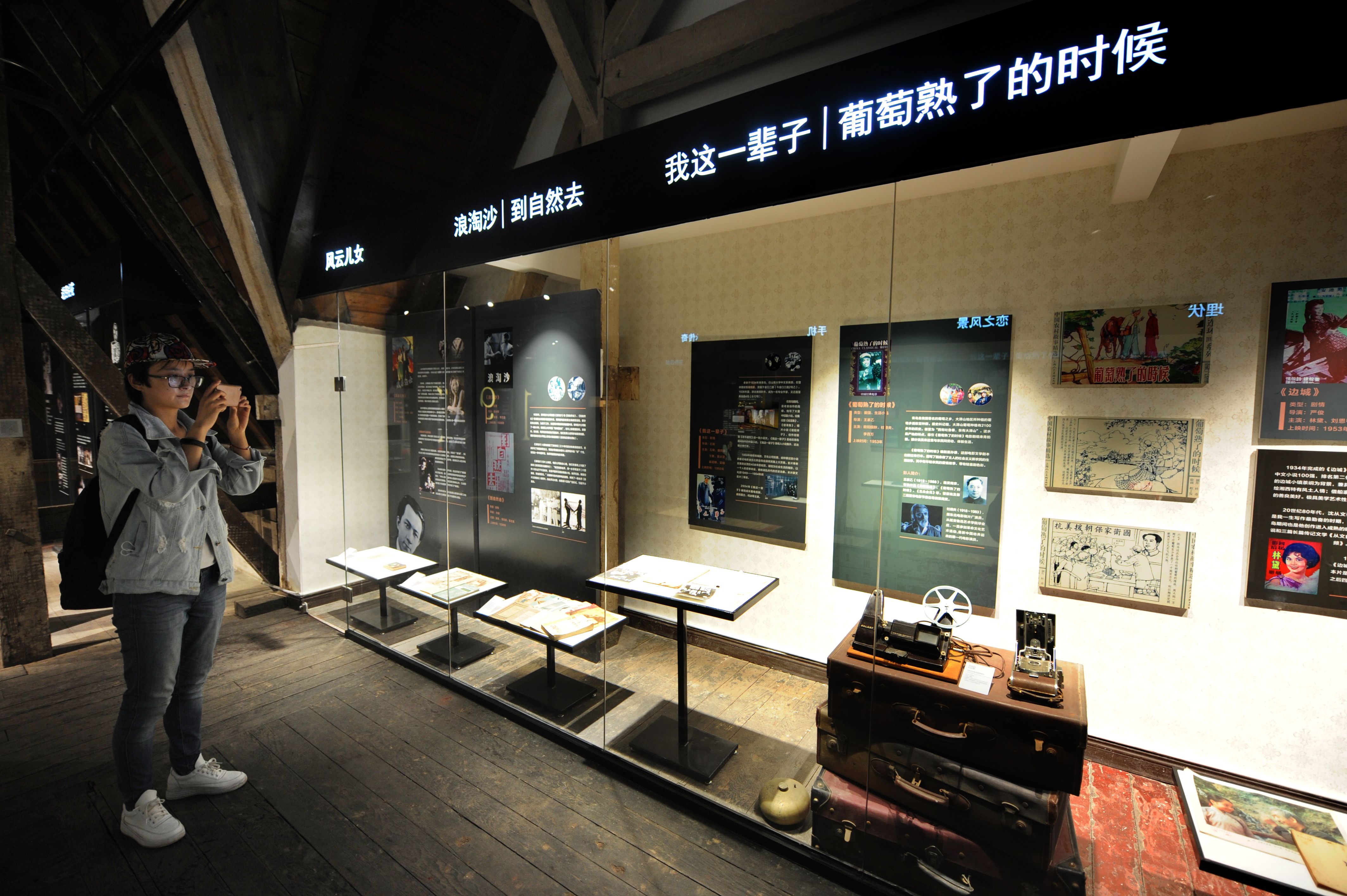 市民在青岛电影博物馆参观电影海报展厅。王海滨