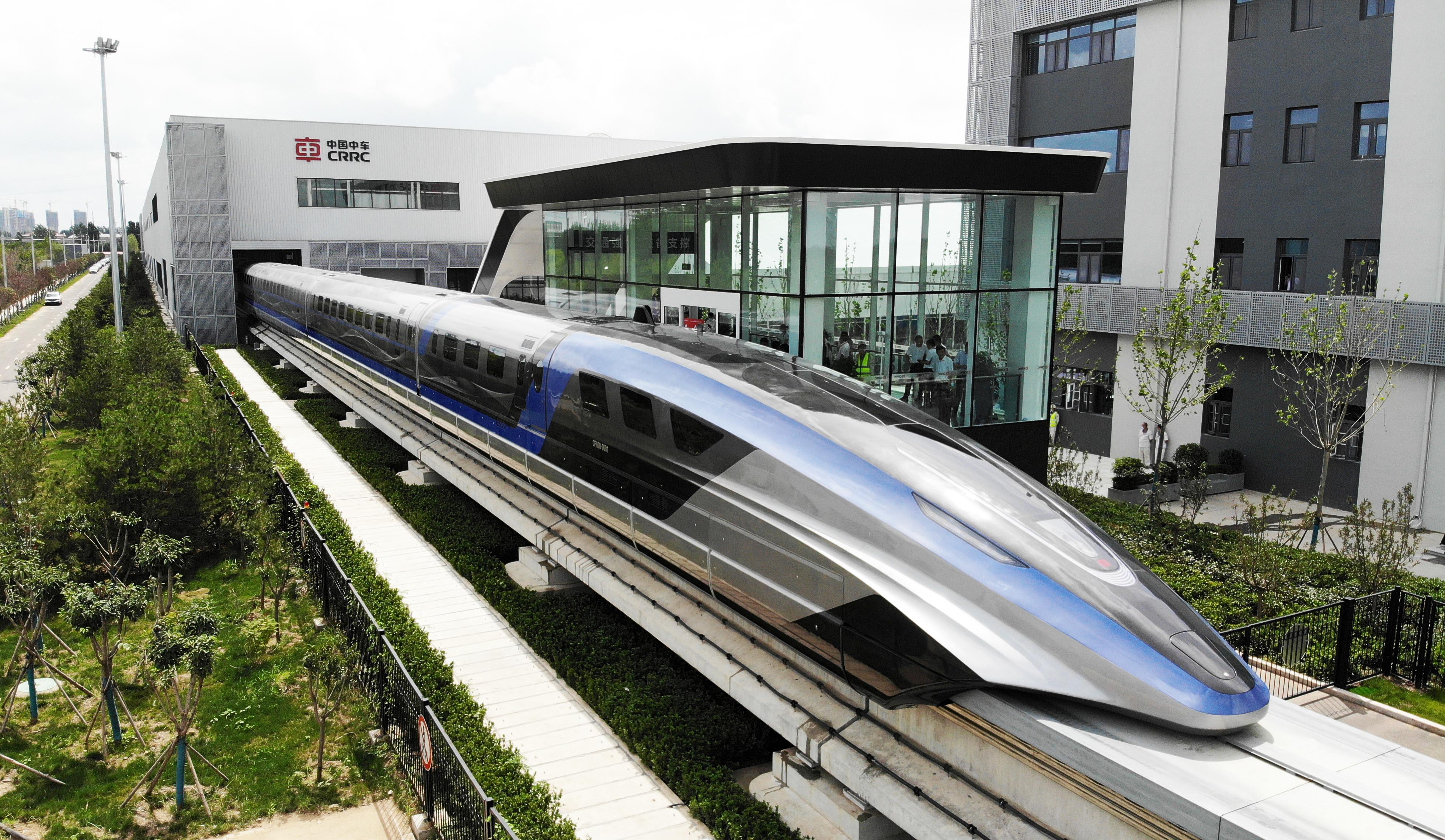 青岛制造的时速600公里高速磁浮试验样车。高速列车制造正成为青岛新的金花品牌。徐速绘