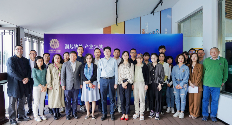 出席启动仪式的媒体记者与钱塘区委宣传部等单位领导合影留念。卡卡