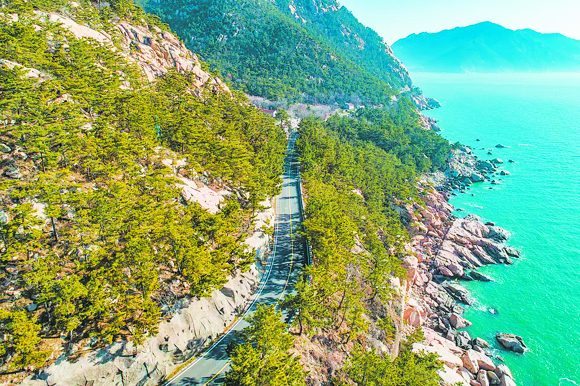 穿行于崂山景区的公路，可饱览青岛山海美景。