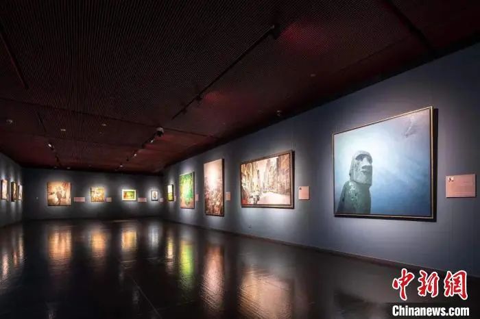 《宽阔的现实主义：中国与西班牙当代油画展》亮相国家大剧院。甘源摄