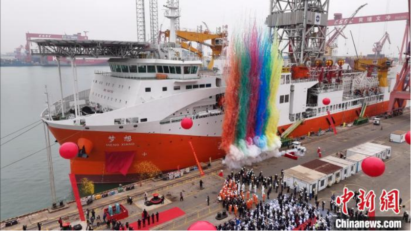 中国首艘超深水大洋钻探船18日在广州命名试航。邱海杰