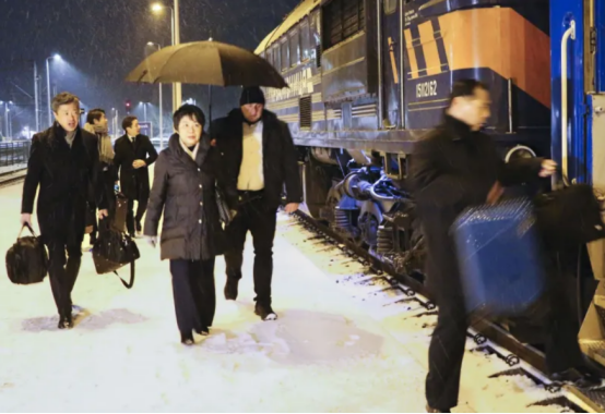 当地时间6日，从波兰乘火车前往乌克兰的日本外相上川阳子。图自日本共同社