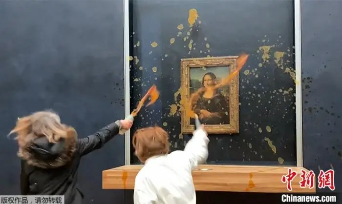 当地时间28日，法国卢浮宫内的《蒙娜丽莎》画作被泼南瓜汤。