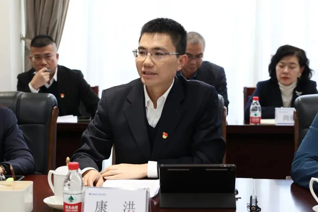 格力集团党委书记、董事长康洪发表讲话。