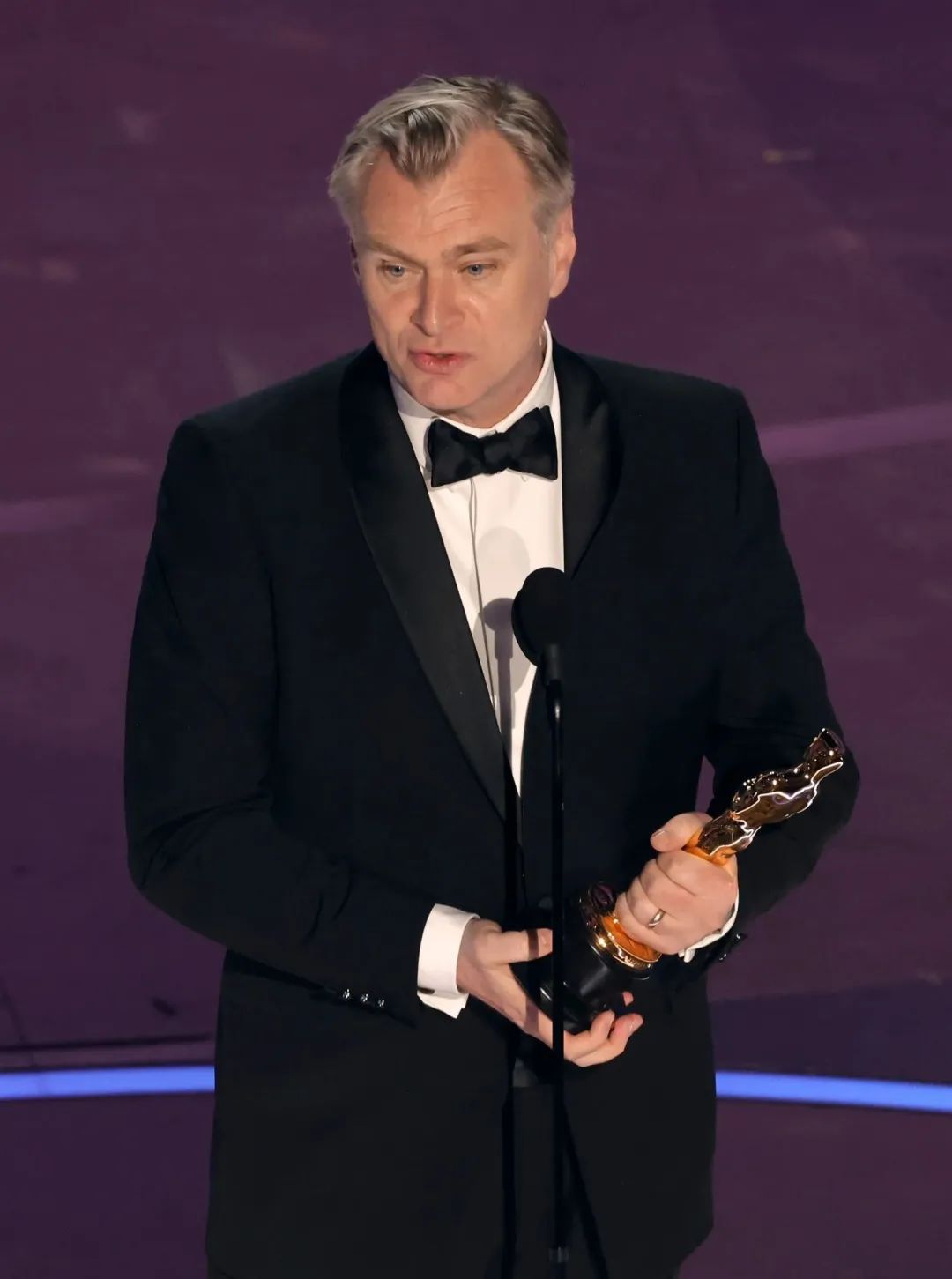 克里斯托弗·诺兰凭《奥本海默》获得奥斯卡最佳导演奖，这是诺兰获得的第一座小金人。图片来自：电影艺术与科学学院官网