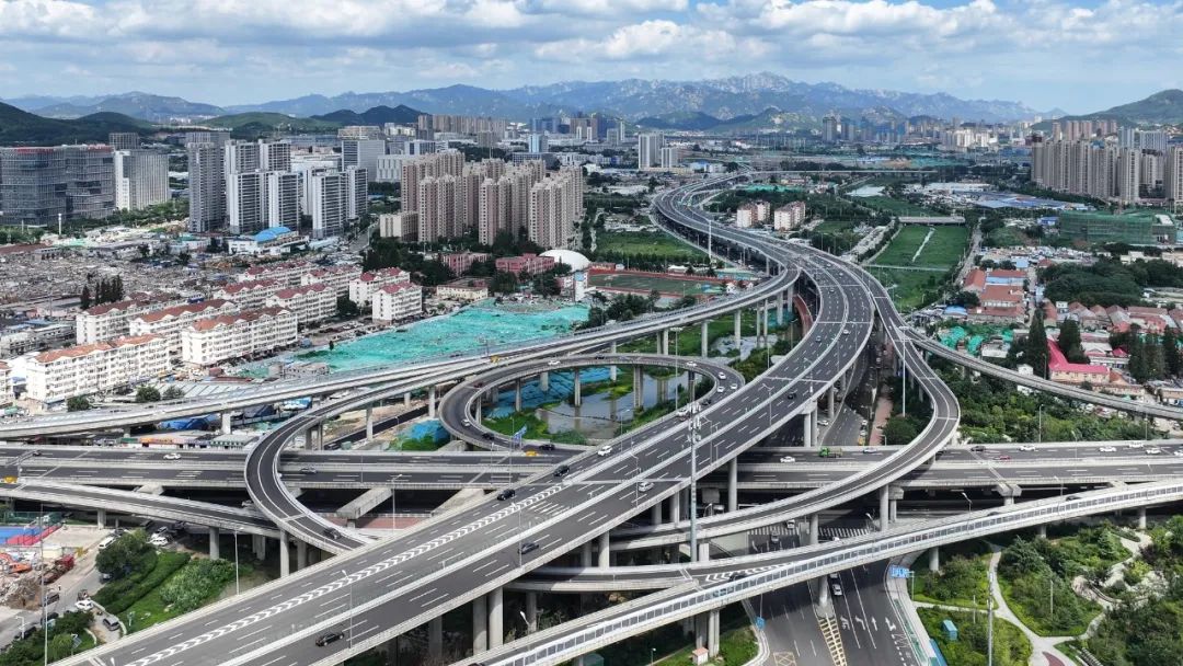 在城市更新建设中逐渐成环成网的青岛快速路网。刘