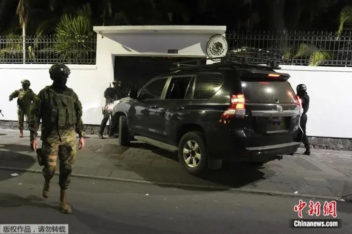 当地时间4月5日，厄瓜多尔警方试图进入墨西哥驻厄大使馆。