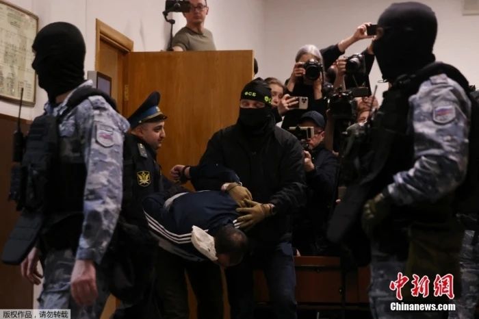 当地时间3月25日凌晨，俄罗斯莫斯科巴斯曼区法院批准逮捕了4名涉嫌直接参与莫斯科州“克罗库斯城”音乐厅恐怖袭击的人员，分别是米尔佐耶夫、拉恰巴利佐达、法里杜尼和法伊佐夫。