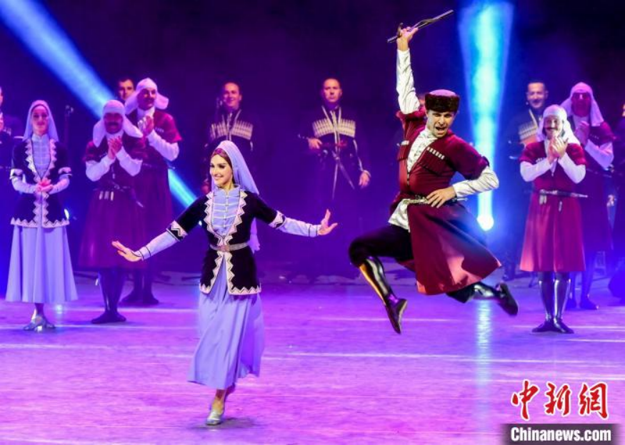 格鲁吉亚国家歌舞团带来的歌舞晚会《格鲁吉亚宝藏》在乌鲁木齐京剧院与观众见面。刘新