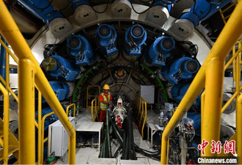 5月30日，深江高铁“鲲鹏号”大直径盾构机在东莞市深江高铁深莞隧道(西段)顺利始发。(广铁集团供图)
