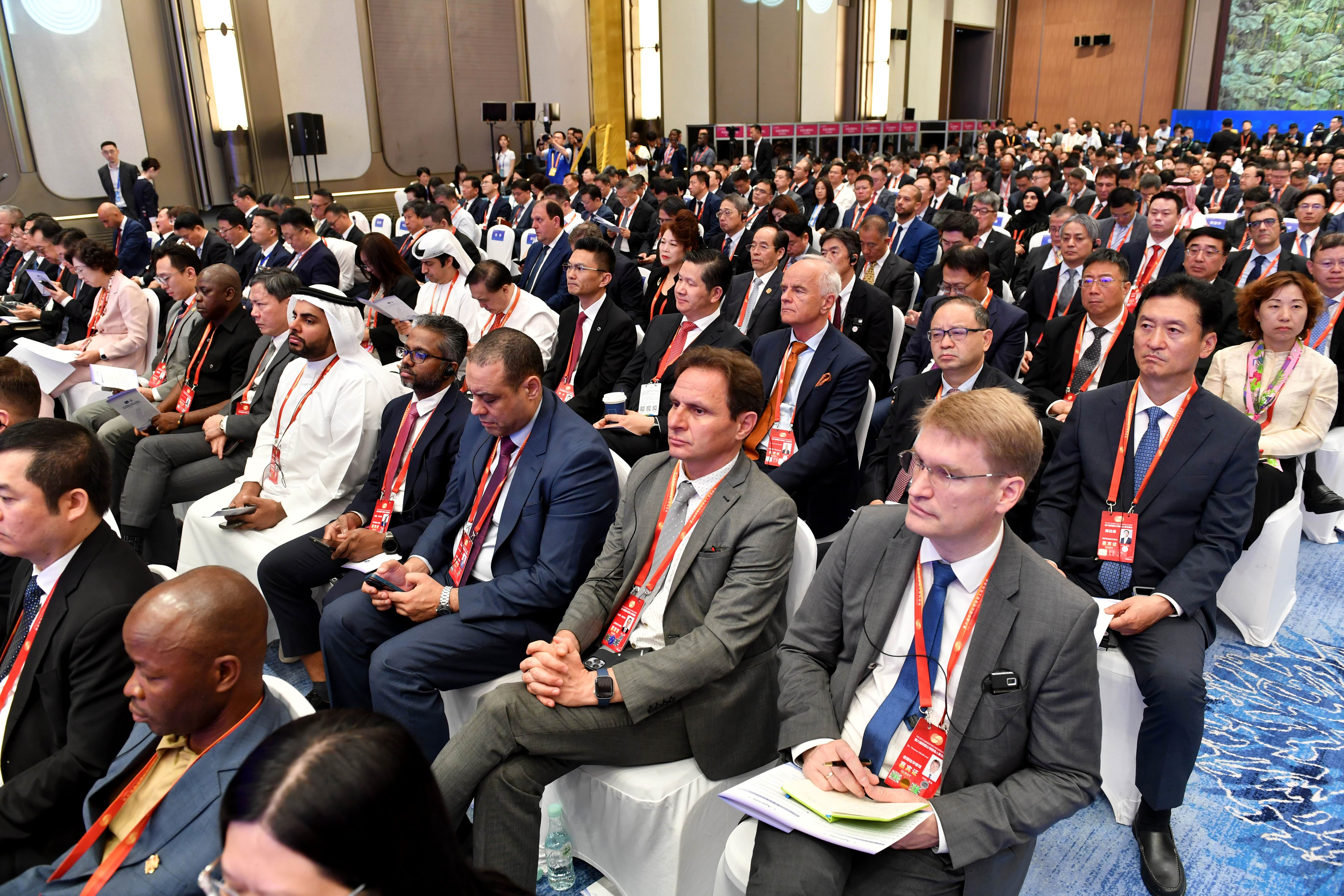 嘉宾参加第六届跨国公司领导人青岛峰会开幕式。赵健鹏