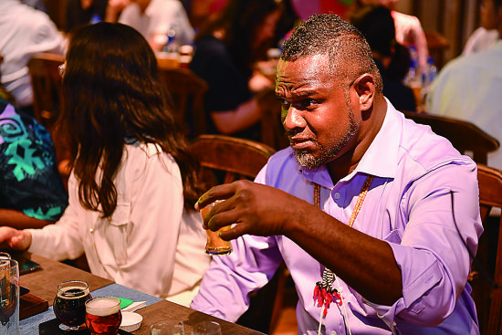 外国游客在青岛啤酒博物馆品尝“新鲜出炉”的啤酒。